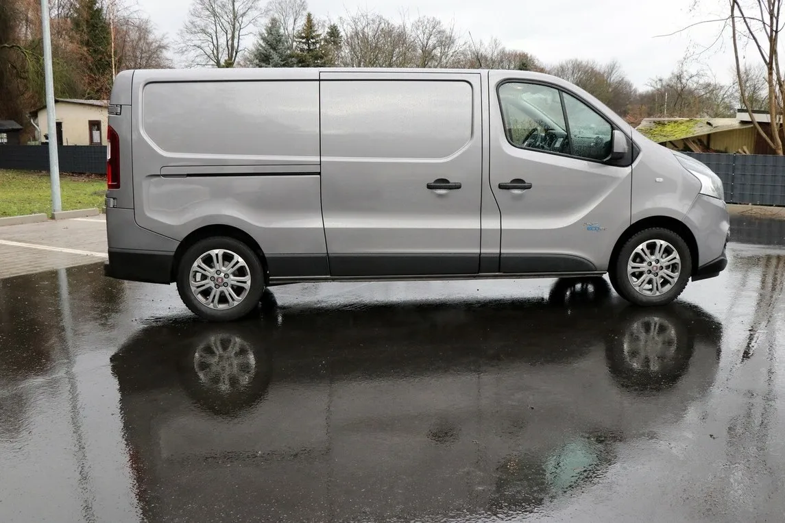 Seitenansicht des silbernen Fiat Talento Kastenwagen SX.